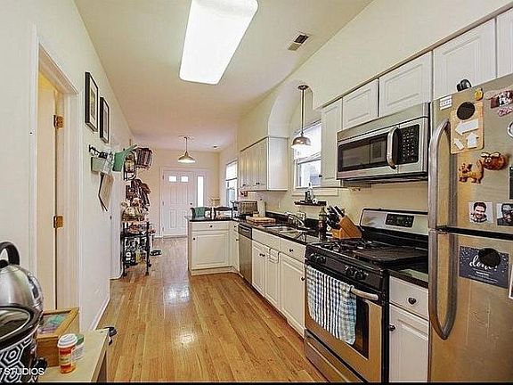 4th image of 1511 W Wellington Ave #827