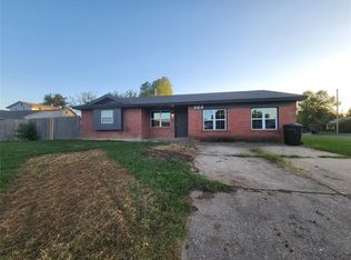 884 NW 15th St, Moore, OK 73160