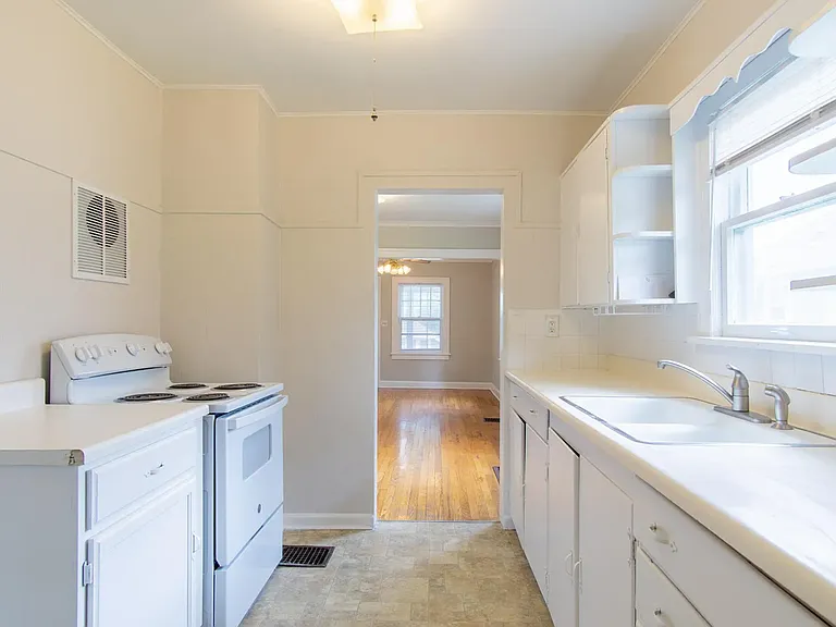 4714 Mercier St — Photo 9