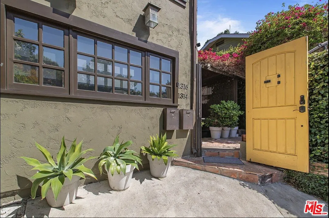 2 bed, 2.0 bath, 1060 sqft, $5,900 — Photo 1