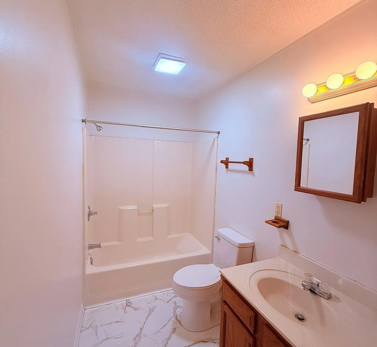 13737 Heath Bros. — Photo 4
