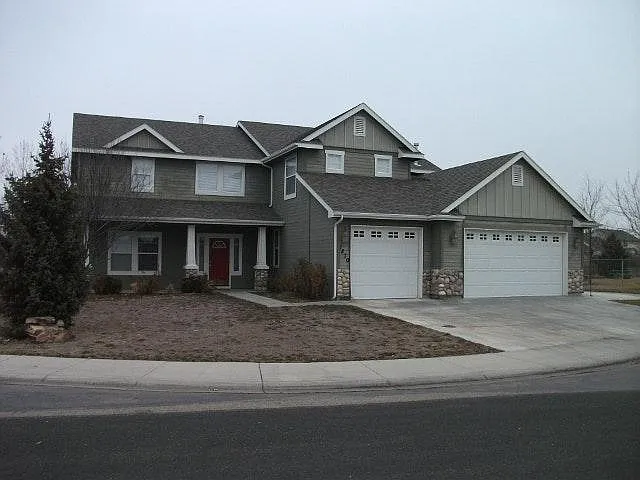 3 bed, 2.5 bath, 2982 sqft, $2,695 — Photo 2