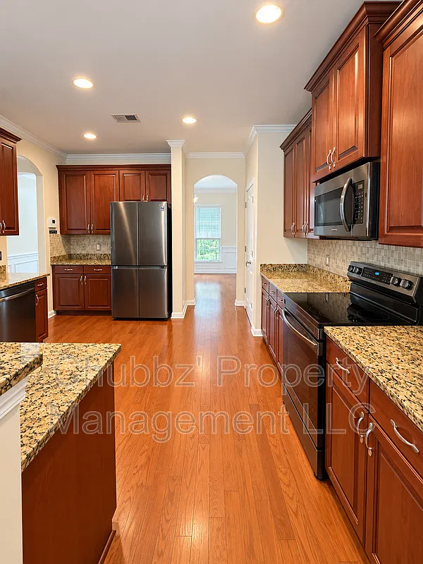 4 bed, 2.5 bath, 2518 sqft, $3,000 — Photo 4