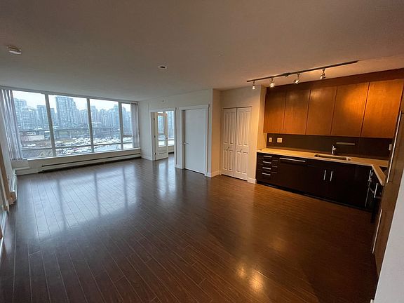 4th image of 1833 Crowe St #902