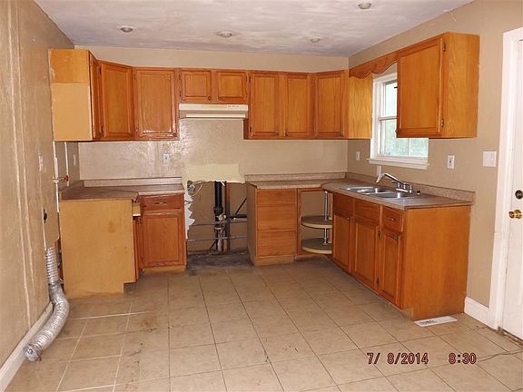 3rd image of 4805 Crest Dr