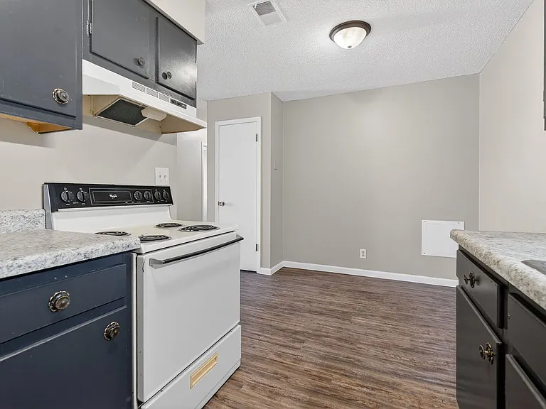 Stratford Arms Apartments — Photo 19