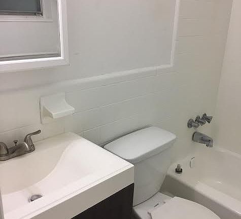 4th image of 832 NE 18th Ave