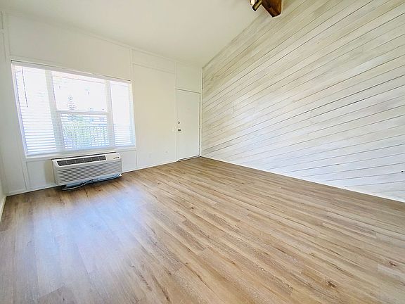 2nd image of 208 W Kingfish 208a S