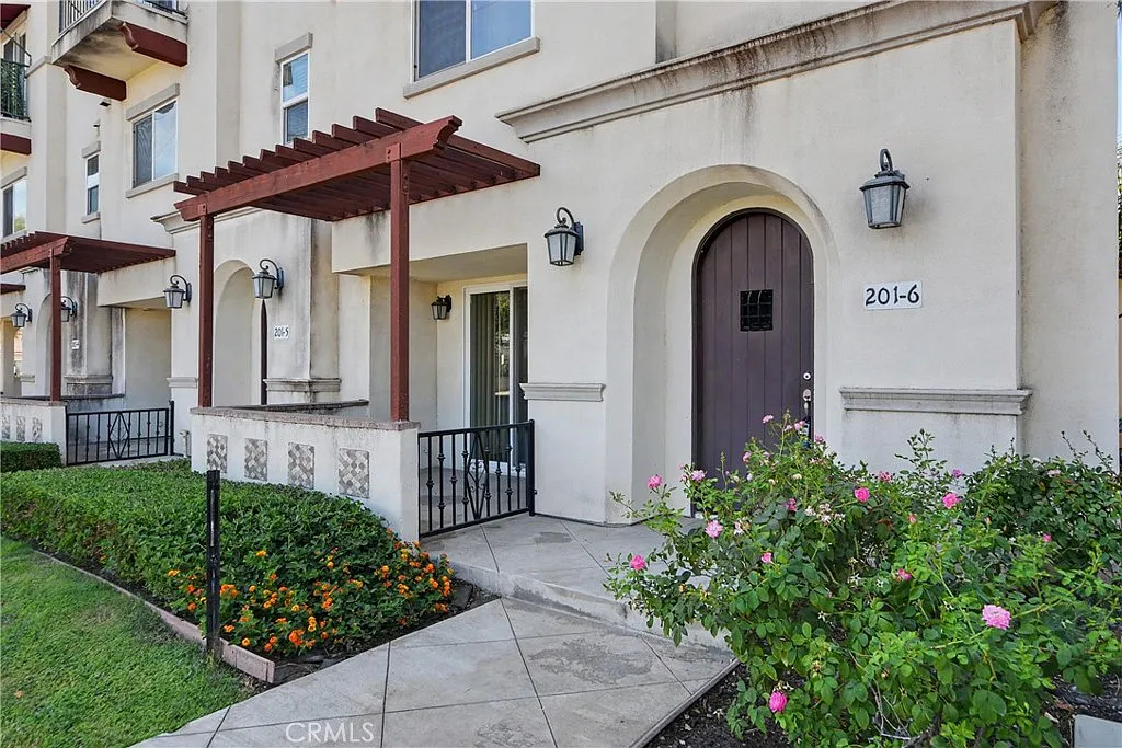 3 bed, 1690 sqft, $3,300 — Photo 2