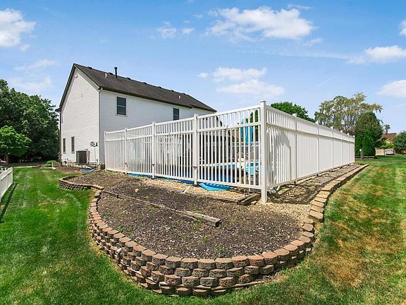 3rd image of 2655 Woods Cres