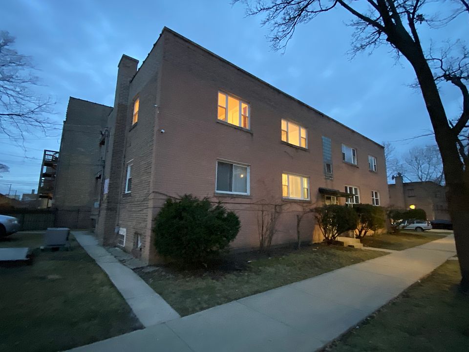 1st image of 2819 W Granville Ave APT 1E