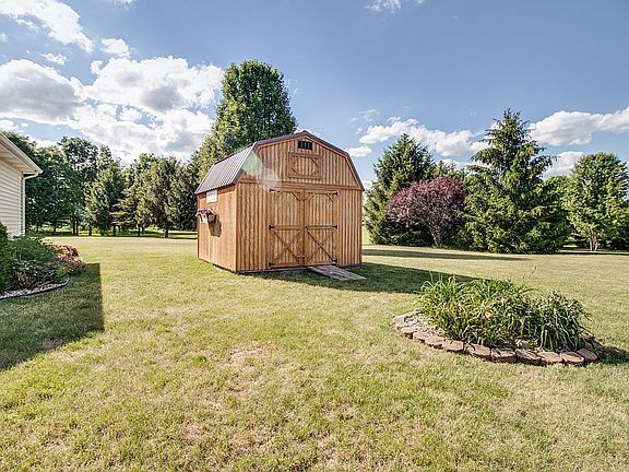 2nd image of 7918 Countryside Ln
