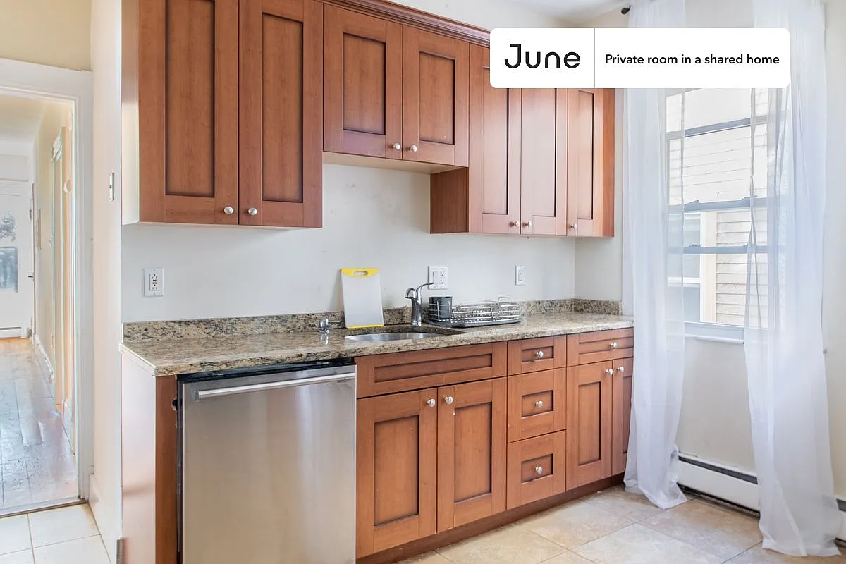 Full bedroom in 5 bed/1 bath home in Mission Hill #1068 B — Photo 3
