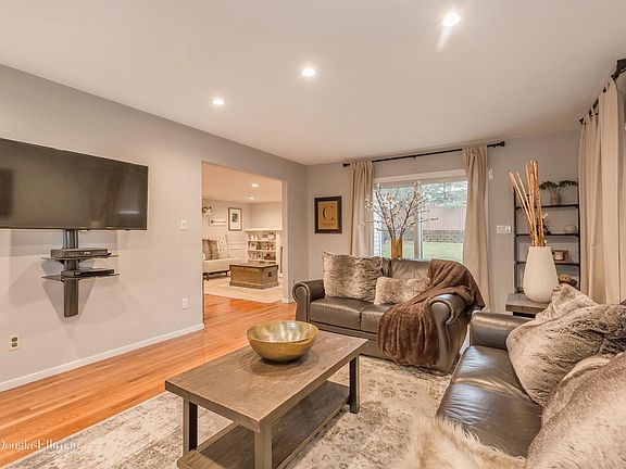 2nd image of 39 Eagle Ln
