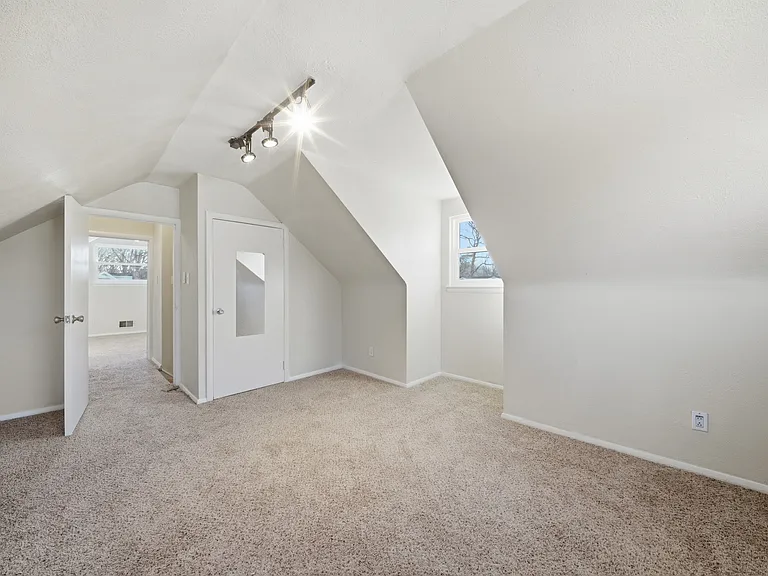 572 Rose Marie Ave — Photo 20