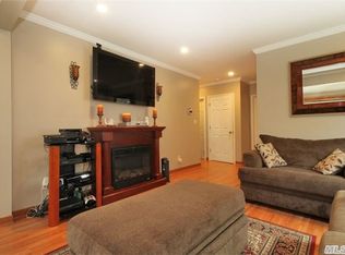 22 Silver St, Malverne, NY 11565