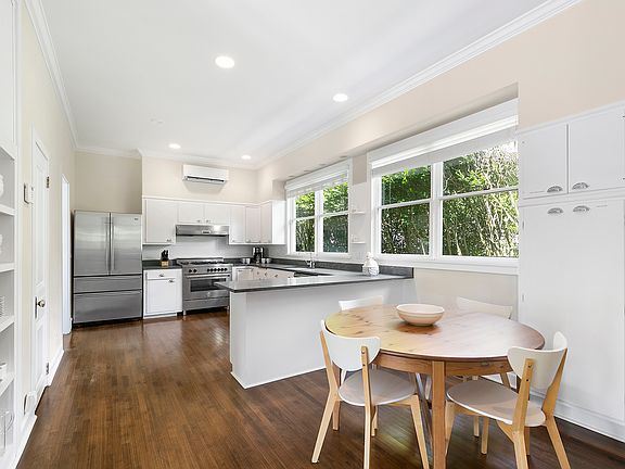 5th image of 10 Lily Pond Ln