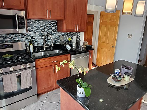 2nd image of 1641 N Van Buren St #2