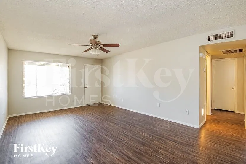 3 bed, 2.0 bath, 1628 sqft, $2,270 — Photo 4