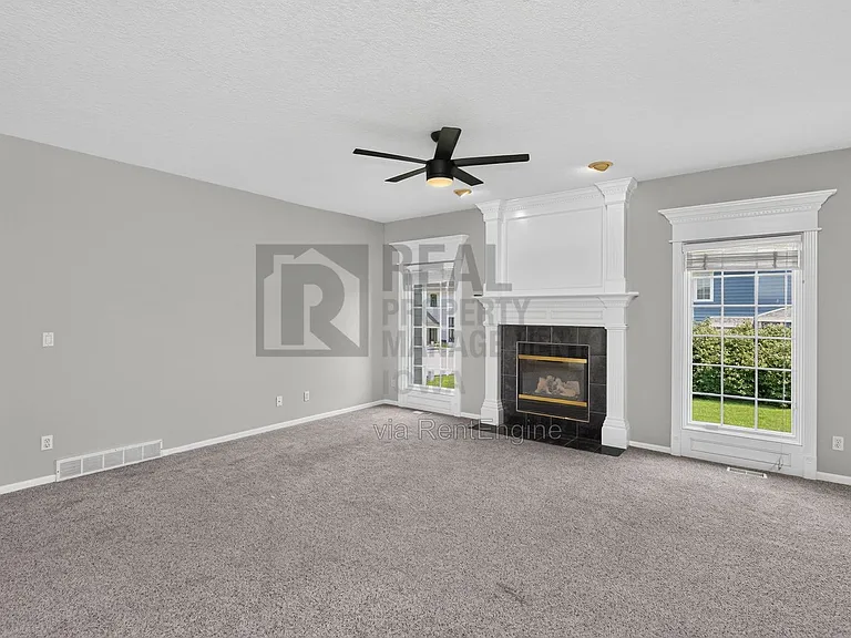 2305 NE Hanover Ct — Photo 4