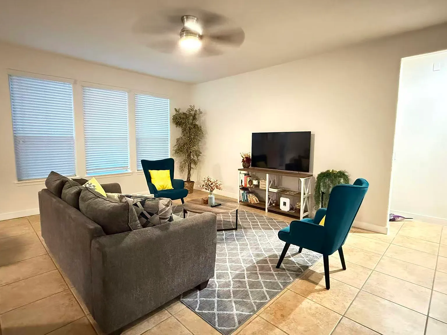 4 bed, 2461 sqft, $1,980 — Photo 2