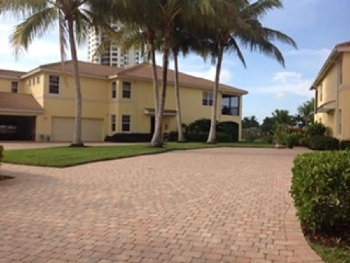 Building Photo - 1269 Rialto Way #102