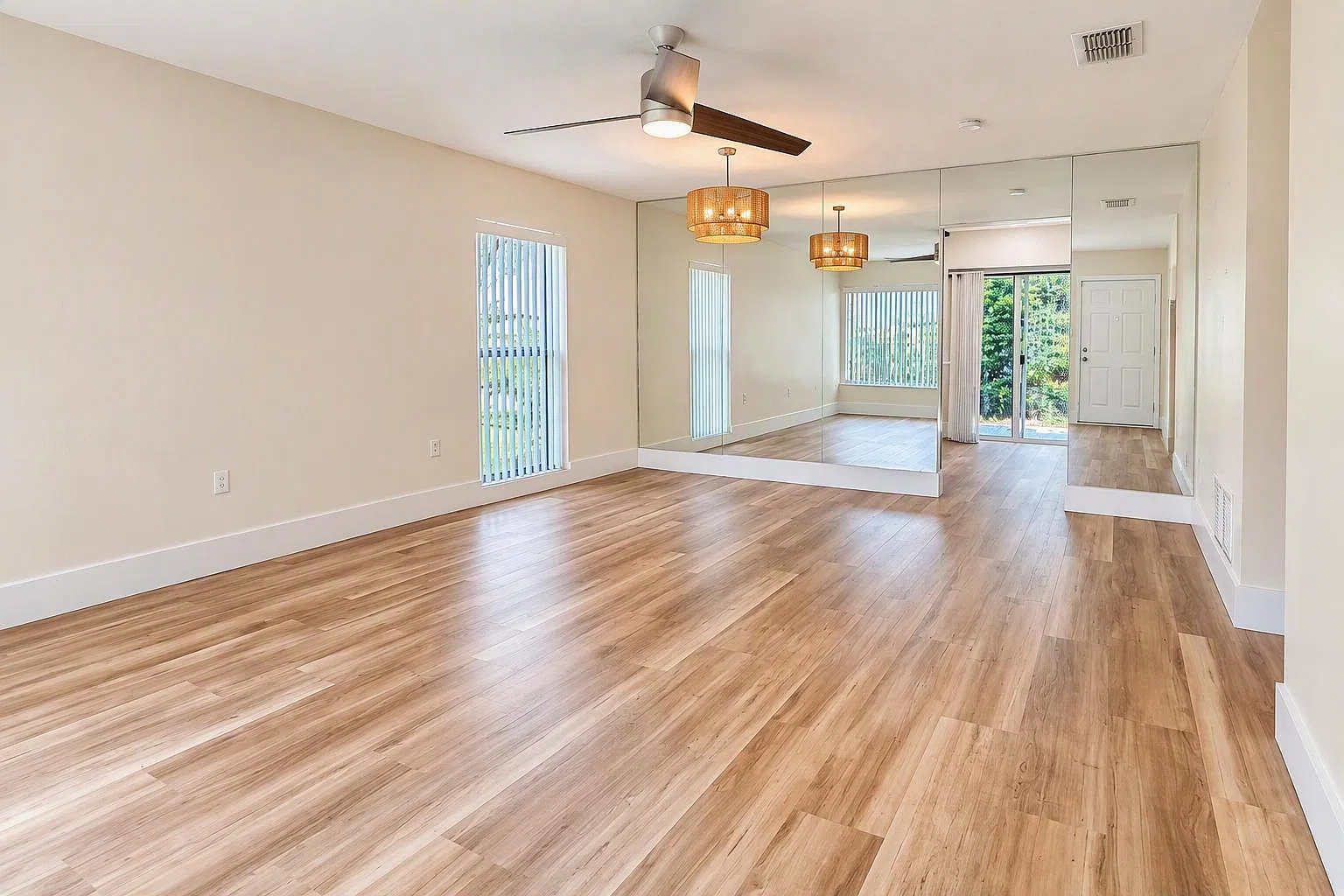 2 bed, 870 sqft, $1,950 — Photo 4