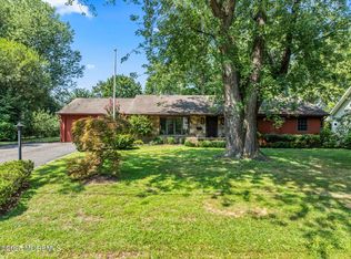 8 Greenwood Pl, Middletown, NJ 07748