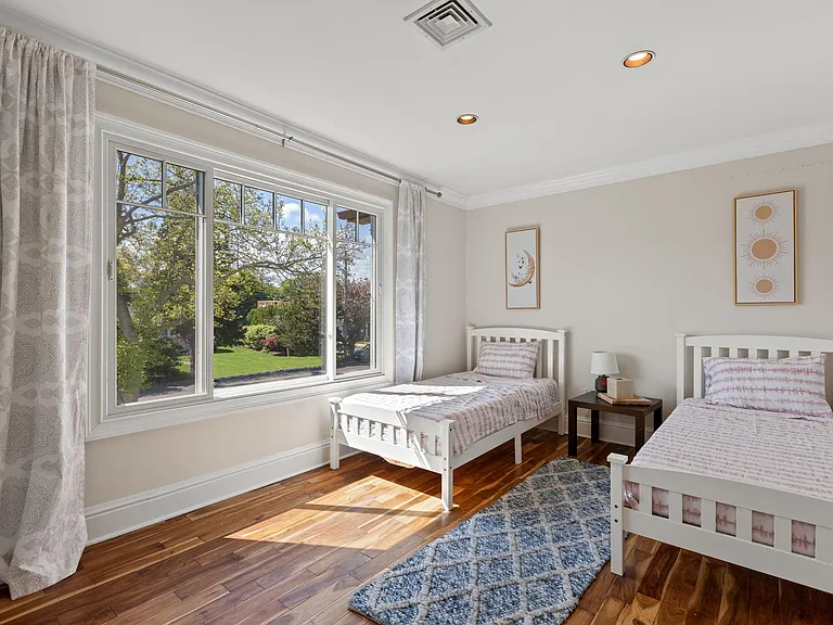 80 Soundview Dr — Photo 34
