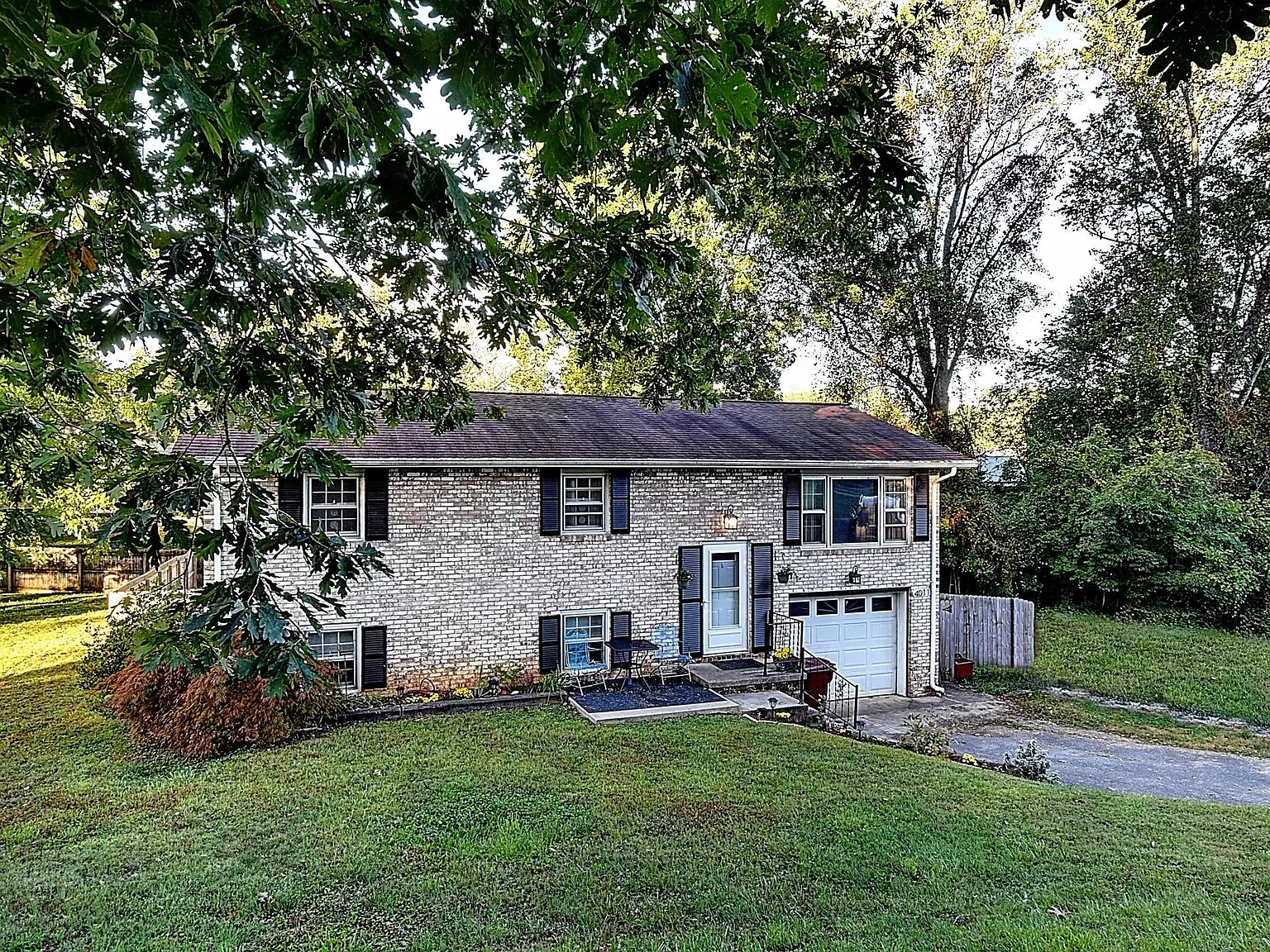 3 bed, 1.5 bath, 1521 sqft, $2,000 — Photo 2