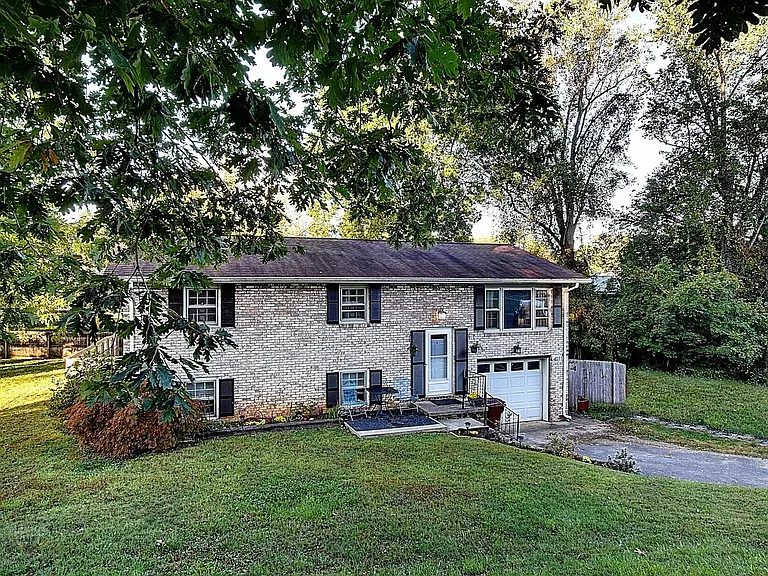 4011 W Englewood Blvd — Photo 2