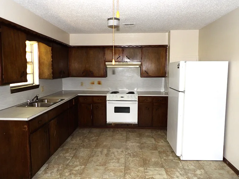 123 NE Cimarron Trl — Photo 3