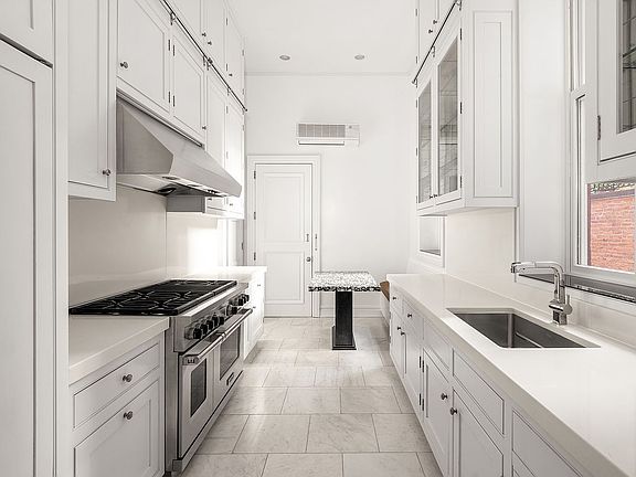 5th image of 18 E 62nd St