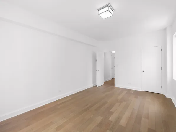 300 East 57th Street image 9 of 13