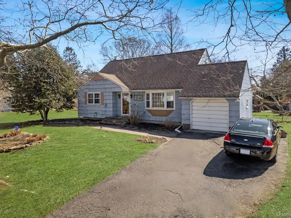 8 Beverly Lane, East Moriches, NY 11940