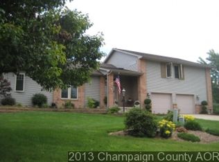 1204 Charter Oaks Cir, Mahomet, IL 61853