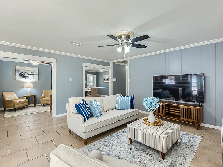 1308 Ashbury Dr — Photo 2