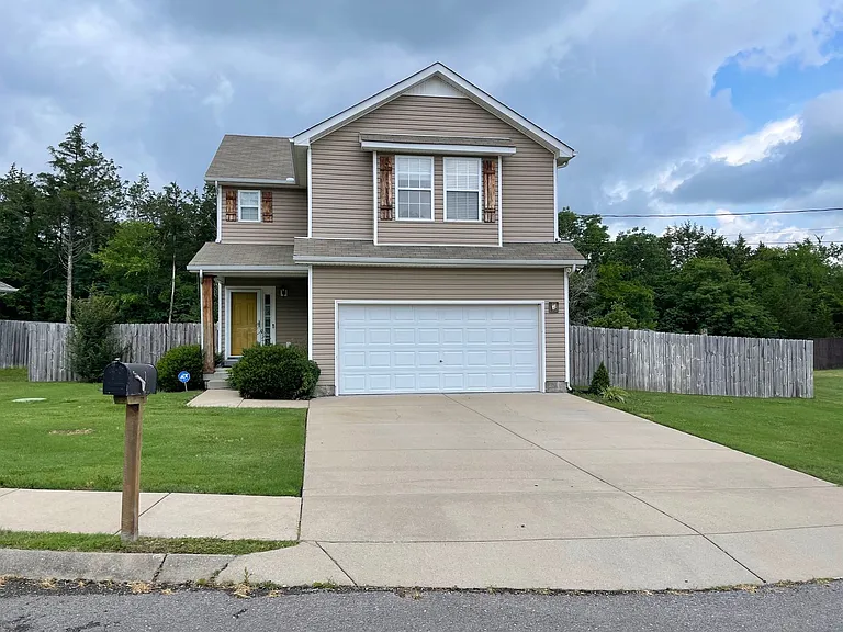 617 Niagra Ln — Photo 1
