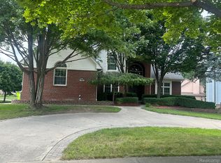 2826 Treyburn Ln, West Bloomfield, MI 48324
