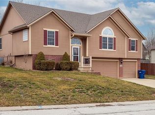 1307 SE Highview Dr, Blue Springs, MO 64014
