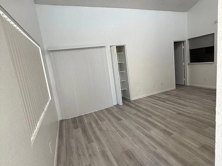 Desert Wind Apartments — Photo 16