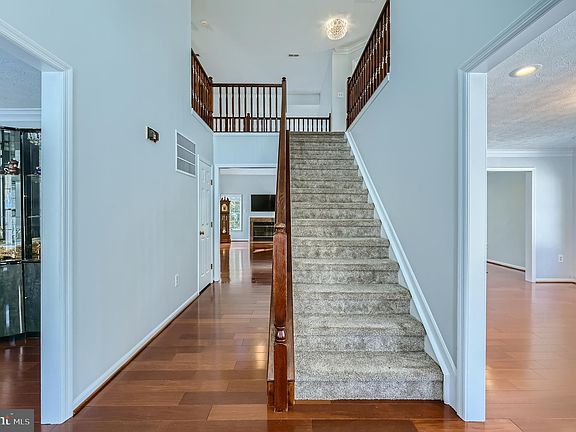 3rd image of 8 Sapphire Hill Ct