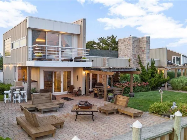 45 Shore Drive S, Copiague, NY 11726