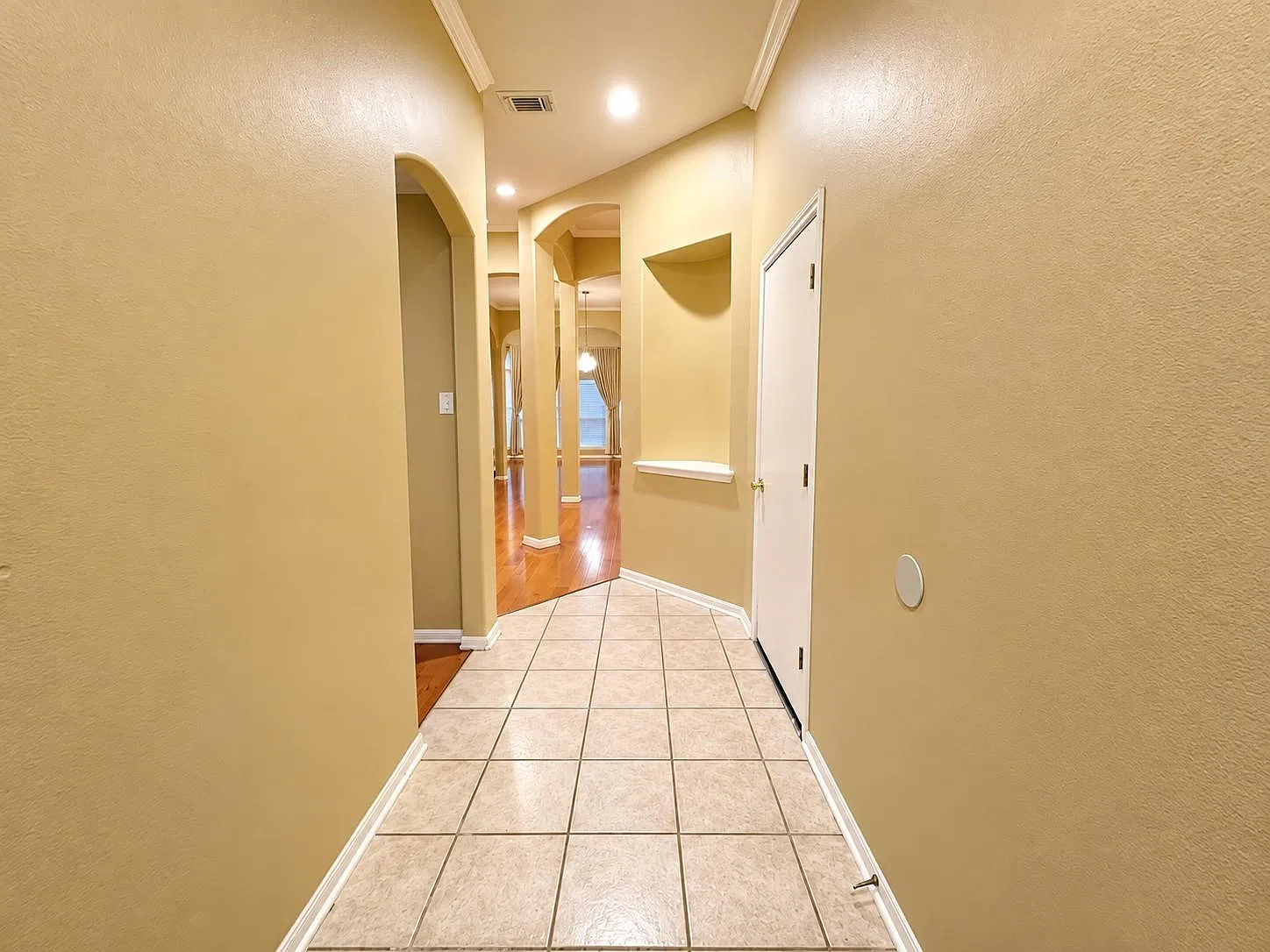 3 bed, 2.0 bath, 2014 sqft, $2,200 — Photo 2