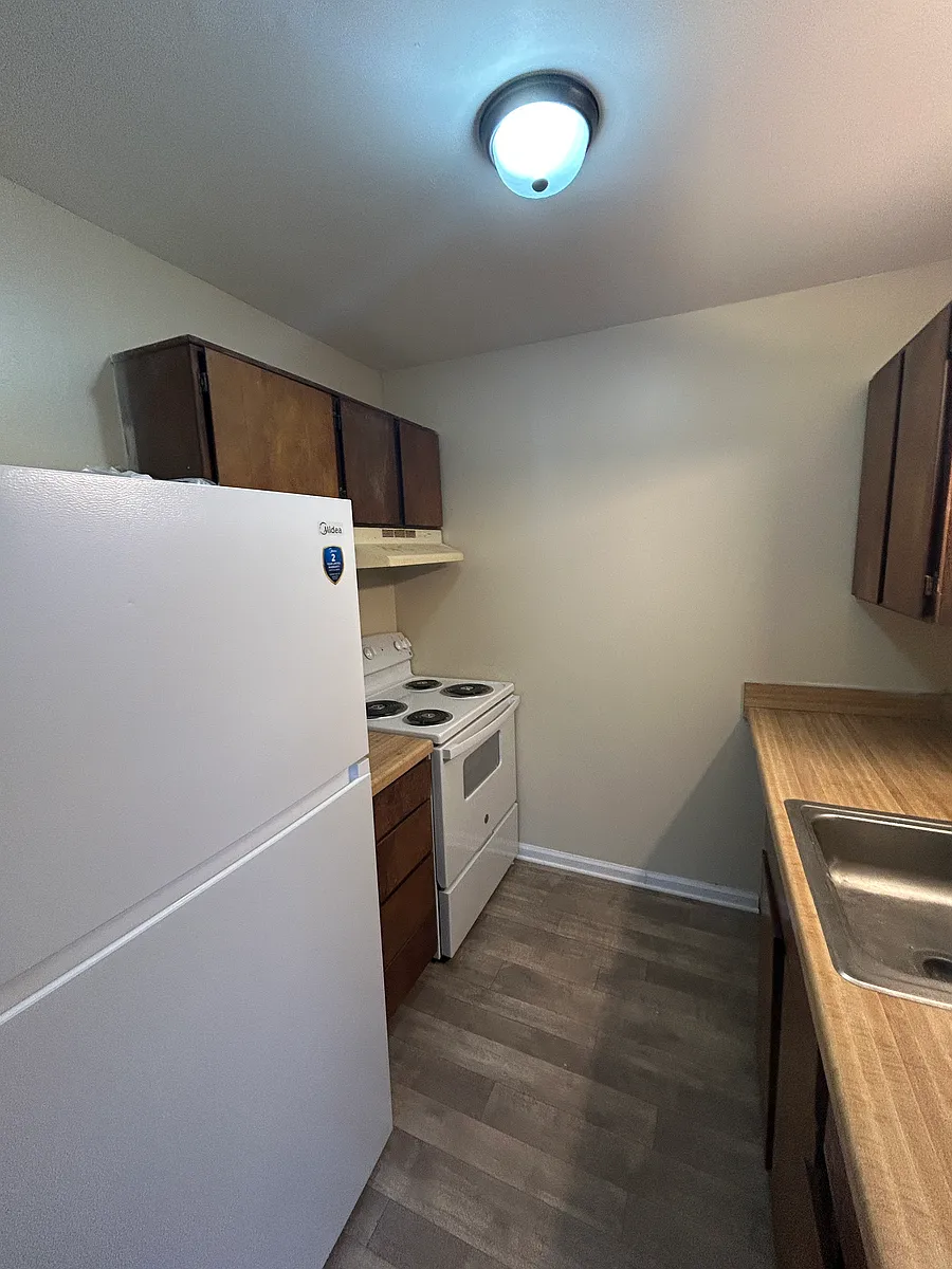 Building Photo - 326 W Starmount Ave #11