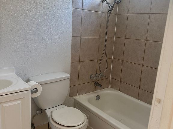 5th image of 915 N San Joaquin St