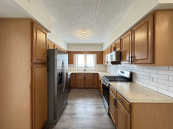 2nd image of 5555 N Cumberland Ave Unit 406