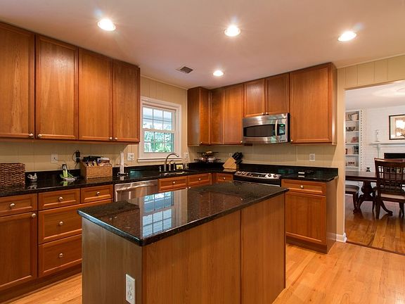 5th image of 608 Lothian Dr