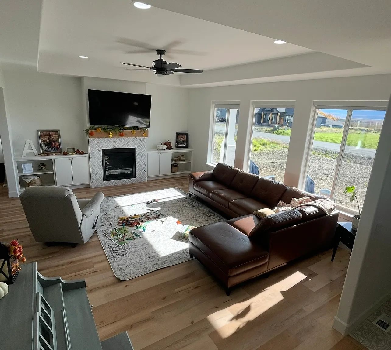 4 bed, 2.5 bath, 2300 sqft, $3,600 — Photo 2