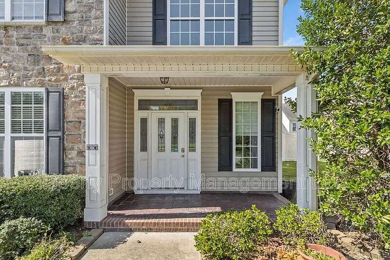 4 bed, 3.0 bath, 2600 sqft, $2,300 — Photo 2